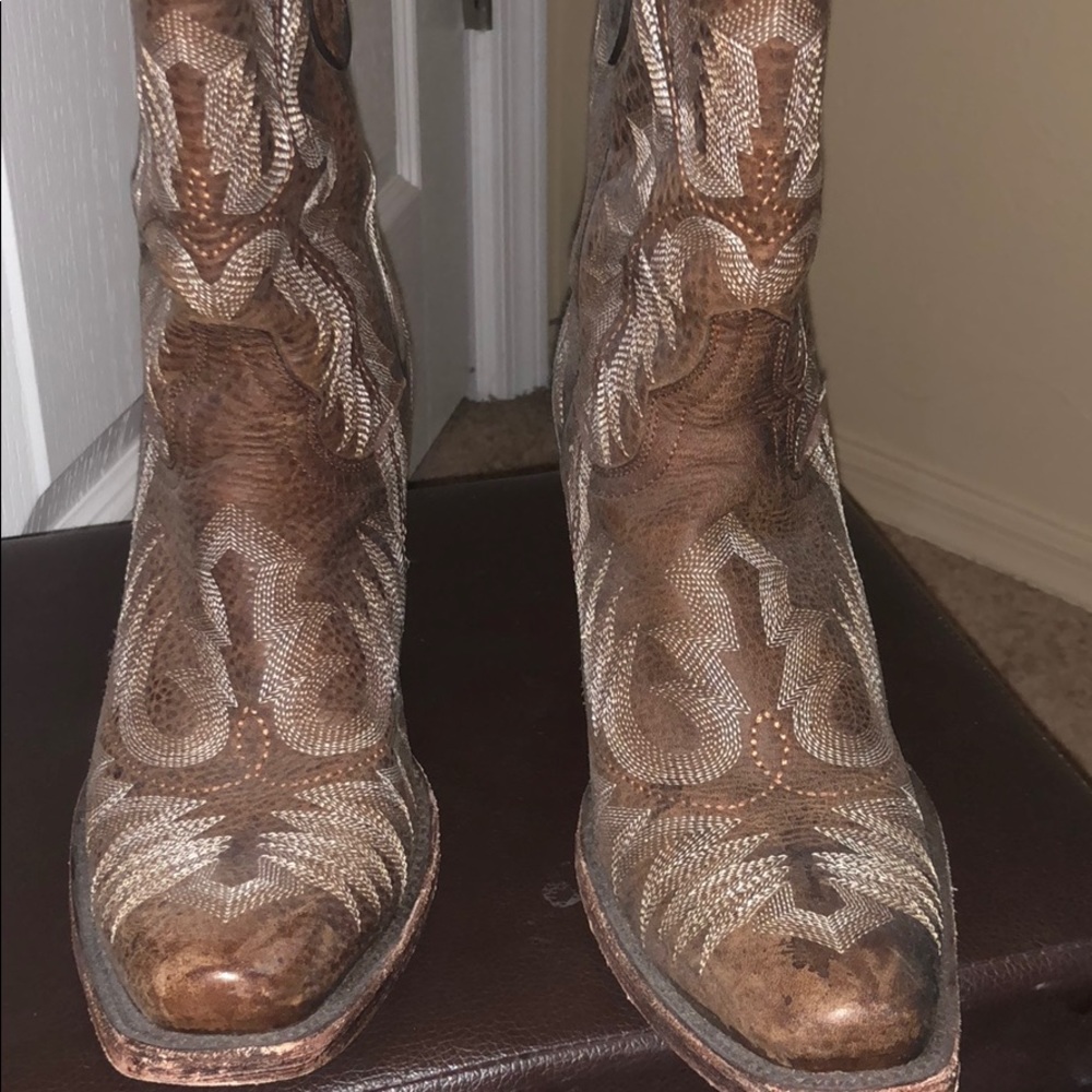 Corral chocolate stitch boots!